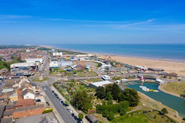 Skegness şehir merkezinin havadan çekilmiş fotoğrafı İngiltere 'nin the East Lindsey bölgesindeki panayır alanının yakınındaki kumlu sahildeki iskeleyi gösteriyor.