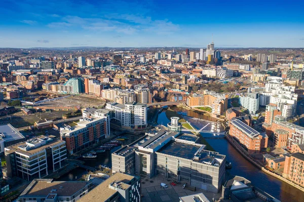 Leeds Şehir Merkezi 'nin havadan çekilmiş fotoğrafı Leeds Rıhtımı olarak bilinen bölgede, aydınlık bir günde çekilmiş.