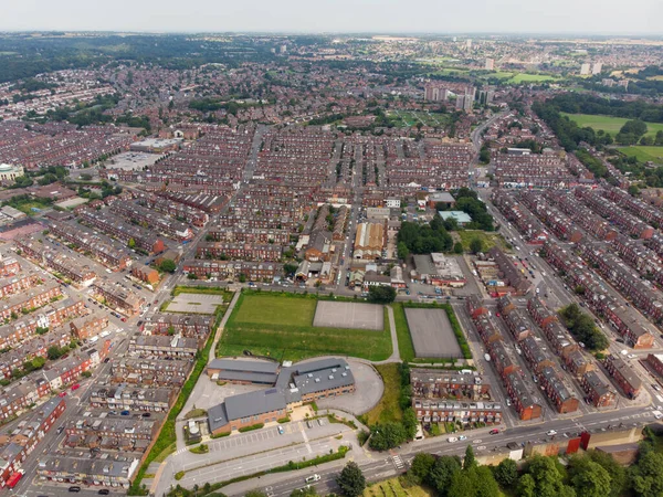 英国西ヨークシャーのリーズ市内中心部のハーレヒルズ地域の空中写真と明るい晴れた日に撮影されたテラスハウスや都市の通りの行を示しています — ストック写真