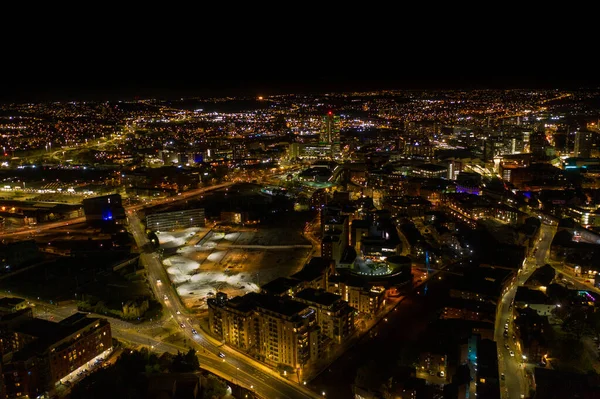 イギリスのリーズの町の中心部の夜の航空写真は 夕方の時間に上から西ヨークシャー英国の都市を示しています — ストック写真