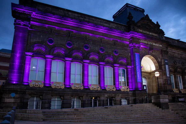 リーズ イギリス 2020年6月2日 リーズ市博物館の夜の時間写真は 夜の時間にミレニアム スクエアにあるリーズ シティ センターにあるジョージ フロイドの記憶に紫色で点灯しました — ストック写真