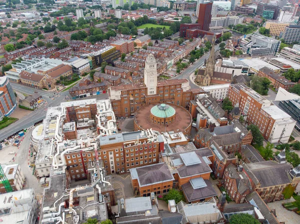 リーズ タウン ヘディングレイの空中写真は 有名なリーズ大学の学生キャンパスと 典型的なイギリスの通りである西ヨークシャーの町の中心部を示しています — ストック写真