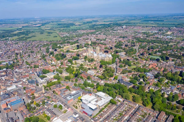 Lincoln Katedrali 'nin hava görüntüleri, Lincoln Minster İngiltere' nin Lincoln şehrinin merkezinde güneşli bir yaz gününde Britanya şehir merkezindeki tarihi katedral kilisesini gösteriyor.
