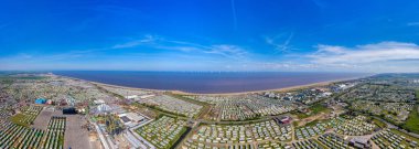 Skegness şehir merkezinin havadan çekilmiş geniş bir fotoğrafı, İngiltere 'nin the East Lindsey bölgesindeki panayır alanındaki kumlu plajı gösteriyor.