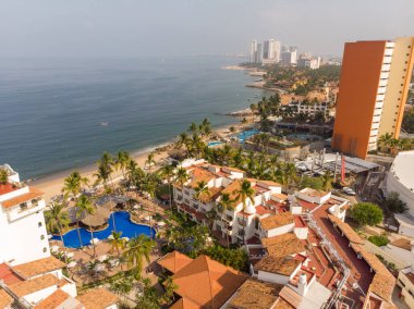 Meksika 'daki Puerto Vallarta' nın güzel plajlarının ve otellerinin havadan çekilmiş fotoğrafları.
