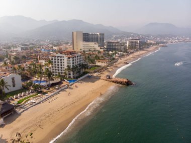 Meksika 'daki Puerto Vallarta' nın güzel plajlarının ve otellerinin havadan çekilmiş fotoğrafları.