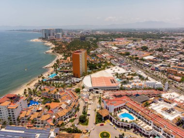 Meksika 'nın güzel Puerto Vallarta kasabasının havadan çekilmiş fotoğrafları. Şehir, Jalisco olarak bilinen eyaletin Pasifik kıyısında yer almaktadır.