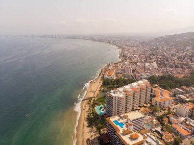Meksika 'daki Puerto Vallarta' nın güzel plajlarının ve otellerinin havadan çekilmiş fotoğrafları.
