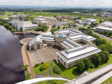 Durham Üniversitesi 'nin, Thornaby, Stockton-xd' deki Queen 's Campus' un güzel güneşli bir günde Sonsuz Köprü yakınlarında çekilmiş gerçek bir fotoğrafı.