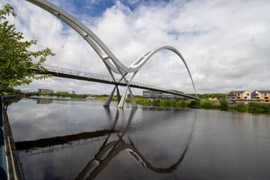 Stockton-on-Tees 'de bulunan ünlü Sonsuz Köprü' nün fotoğrafı güneşli ve bulutlu bir günde çekildi..