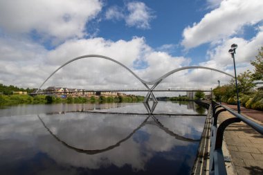 Stockton-on-Tees 'deki ünlü Infinity Köprüsü güneşli ve bulutlu bir günde çekilmiştir..