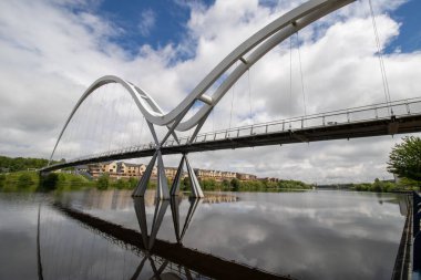 Stockton-on-Tees 'deki ünlü Infinity Köprüsü güneşli ve bulutlu bir günde çekilmiştir..