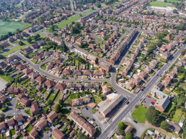 İngiltere 'nin Leeds West Yorkshire' daki Middleton kasabasının havadan çekilmiş fotoğrafı, güneşli bir günde insansız hava aracı kullanılarak çekilen tipik banliyö konutlarını gösteriyor..