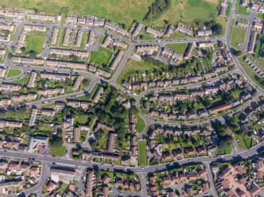 İngiltere 'nin Leeds West Yorkshire' daki Middleton kasabasının havadan çekilmiş fotoğrafı, güneşli bir günde insansız hava aracı kullanılarak çekilen tipik banliyö konutlarını gösteriyor..