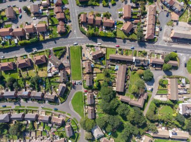 İngiltere 'nin Leeds West Yorkshire' daki Middleton kasabasının havadan çekilmiş fotoğrafı, güneşli bir günde insansız hava aracı kullanılarak çekilen tipik banliyö konutlarını gösteriyor..