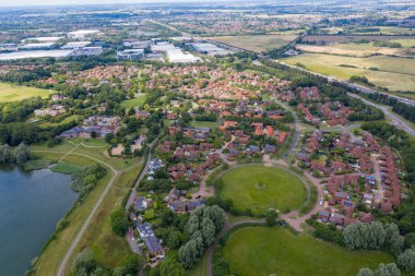 İngiltere 'deki Milton Keynes köyünün hava fotoğrafı, güneşli bir yaz gününde yukarıdan bir İHA ile çekilen tipik bir İngiliz konutlarını gösteriyor.