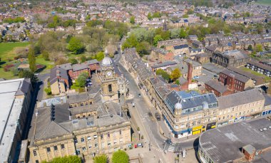 İngiltere 'nin Leeds, West Yorkshire' daki Morley köyünün hava fotoğrafı ana caddenin ve tarihi eski belediye binasının ve saat kulesinin insansız hava aracı görüntüsünü gösteriyor.