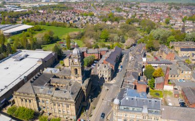 İngiltere 'nin Leeds, West Yorkshire' daki Morley köyünün hava fotoğrafı ana caddenin ve tarihi eski belediye binasının ve saat kulesinin insansız hava aracı görüntüsünü gösteriyor.