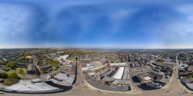 360 derece panoramik küre Leeds UK 'deki Morley köyünün havadan çekilmiş fotoğrafı, baharın güneşli bir gününde ana cadde ve belediye binasının havadan görünüşünü gösteriyor.