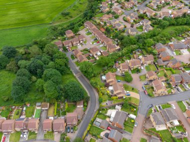 Batı Yorkshire İngiltere 'de Morley olarak bilinen Leeds bölgesine bakan hava fotoğrafında güneşli bir günde hava aracıyla alınan tarlaları ve yolları olan tipik bir İngiliz hortum arazisi görülüyor.