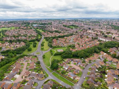 Batı Yorkshire İngiltere 'de Morley olarak bilinen Leeds bölgesine bakan hava fotoğrafında güneşli bir günde hava aracıyla alınan tarlaları ve yolları olan tipik bir İngiliz hortum arazisi görülüyor.