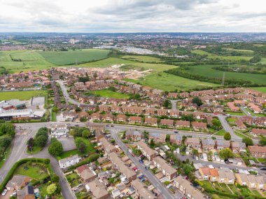 Batı Yorkshire İngiltere 'de Morley olarak bilinen Leeds bölgesine bakan hava fotoğrafında güneşli bir günde hava aracıyla alınan tarlaları ve yolları olan tipik bir İngiliz hortum arazisi görülüyor.