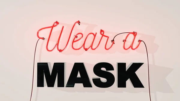Neon Znak Białym Tle Ściany Mówi Nosić Maskę Ostrzegającą Ludzi — Zdjęcie stockowe