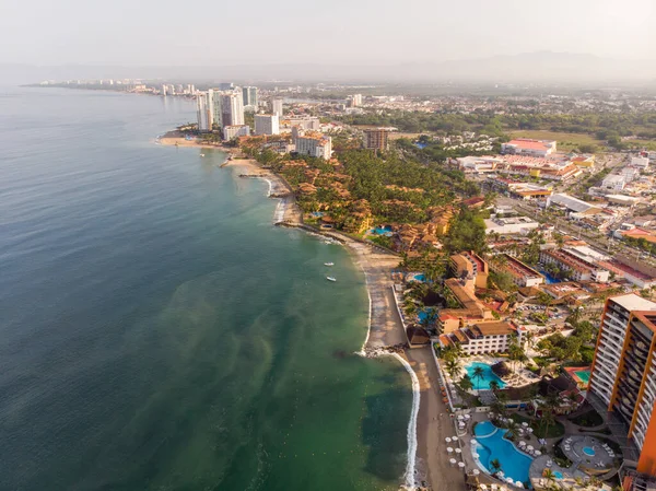 Güzel sahil ve Meksika 'daki Puerto Vallarta kasabasının hava fotoğrafları, bulutlu bir günde arka planda dağlarla birlikte Jalisco olarak bilinen eyaletin Pasifik kıyısında yer almaktadır..
