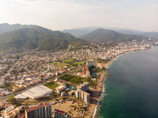 멕시코의 아름다운 해변과 푸에르토발라 도시는 구름낀 산들과 리스코 태평양 연안에 — 스톡 사진
