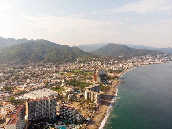멕시코의 아름다운 해변과 푸에르토발라 도시는 구름낀 산들과 리스코 태평양 연안에 — 스톡 사진