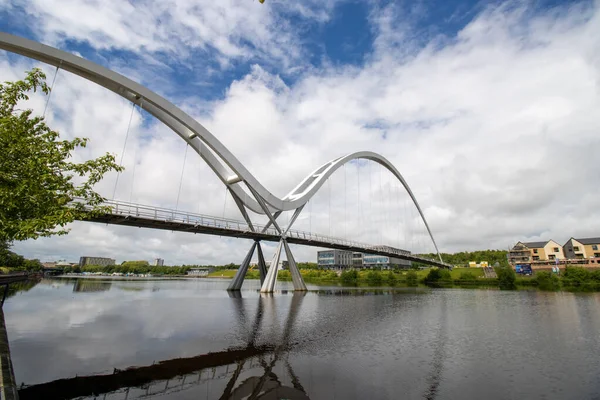 Stockton-on-Tees 'de bulunan ünlü Sonsuz Köprü' nün fotoğrafı güneşli ve bulutlu bir günde çekildi..