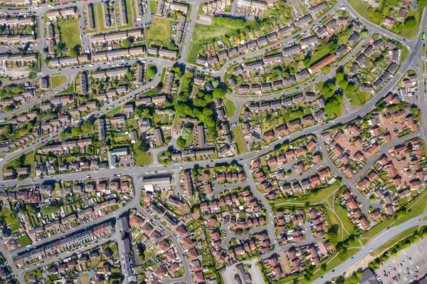 İngiltere 'nin Leeds West Yorkshire' daki Middleton şehrinin havadan çekilmiş fotoğrafı, güneşli bir günde insansız hava aracı kullanılarak çekilen, sıra sıra evleri olan tipik banliyö konutlarını gösteriyor..