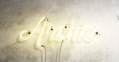 Neon tabelasında Archie yazıyor.