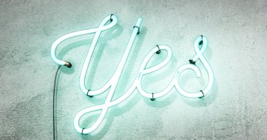 Parlak neon yeşil işaret evet diyor