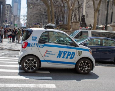 New York, ABD, 8 Nisan 2019: Amerika Birleşik Devletleri Polis arabası Küçük Akıllı Araba New York 'ta bir yolda ilerliyor