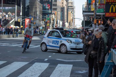 New York, ABD, 8 Nisan 2019: Amerika Birleşik Devletleri Polis arabası Küçük Akıllı Araba New York 'ta bir yolda ilerliyor