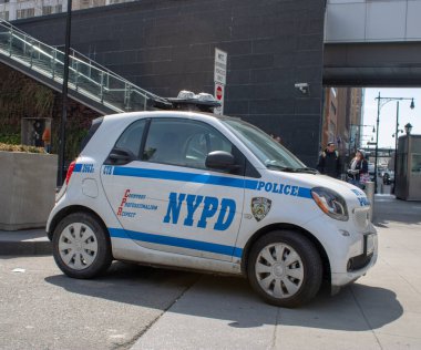 New York, ABD, 8 Nisan 2019: Amerika Birleşik Devletleri Polis arabası Küçük Akıllı Araba New York 'ta bir yolda ilerliyor