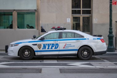 New York, ABD, 8 Nisan 2019: Amerika Birleşik Devletleri New York 'ta bir yolda giden NYPD mavi polis arabası