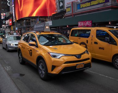 New York ABD, 7 Ağustos 2019: Amerika Birleşik Devletleri sarı taksisi New York 'ta bir yolda ilerliyor