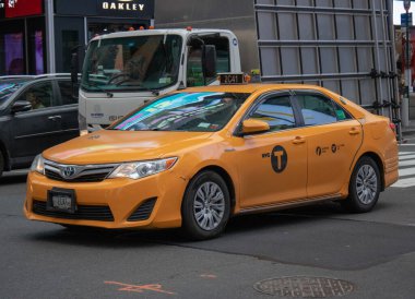 New York ABD, 7 Ağustos 2019: Amerika Birleşik Devletleri sarı taksisi New York 'ta bir yolda ilerliyor