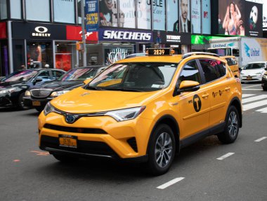 New York ABD, 7 Ağustos 2019: Amerika Birleşik Devletleri sarı taksisi New York 'ta bir yolda ilerliyor