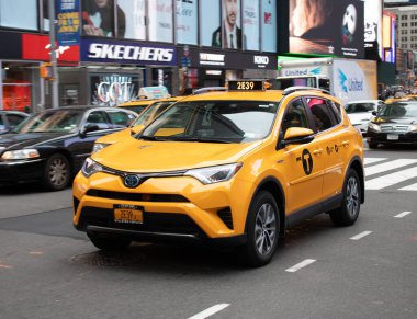 New York ABD, 7 Ağustos 2019: Amerika Birleşik Devletleri sarı taksisi New York 'ta bir yolda ilerliyor