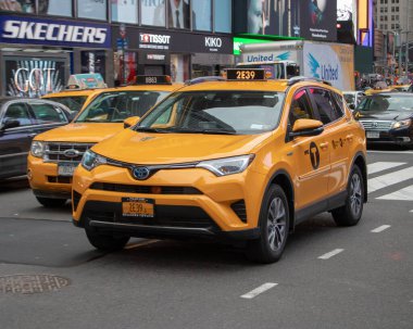 New York ABD, 7 Ağustos 2019: Amerika Birleşik Devletleri sarı taksisi New York 'ta bir yolda ilerliyor