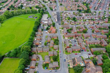 Leeds West Yorkshire 'daki Pudsey köyünün havadan çekilmiş fotoğrafı sıcak bir yaz gününde tipik bir İngiliz yerleşim yerinin çekildiğini gösteriyor.
