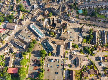 Batı Yorkshire 'daki Leeds kasabası Pudsey' in hava fotoğrafı tipik İngiliz caddelerini ve iş yerlerini güneşli bir yaz gününde gösteriyor..