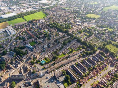 Batı Yorkshire 'daki Leeds kasabası Pudsey' in hava fotoğrafı tipik İngiliz caddelerini ve iş yerlerini güneşli bir yaz gününde gösteriyor..