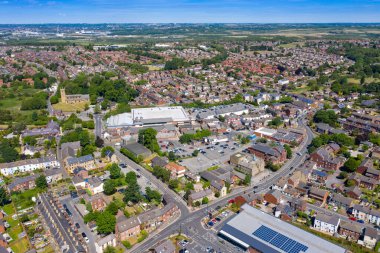 İngiltere 'nin Leeds West Yorkshire kentindeki Rothwell şehir merkezinin hava fotoğrafı güneşli bir yaz gününde tipik İngiliz yerleşim yerlerini ve banliyö bölgelerini gösteriyor.