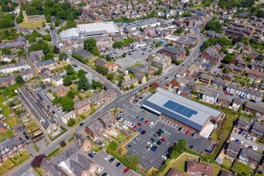 İngiltere 'nin Leeds West Yorkshire kentindeki Rothwell şehir merkezinin hava fotoğrafı güneşli bir yaz gününde tipik İngiliz yerleşim yerlerini ve banliyö bölgelerini gösteriyor.
