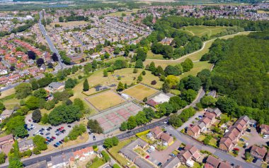İngiltere 'nin Leeds West Yorkshire kentindeki Rothwell şehir merkezinin hava fotoğrafı güneşli bir yaz gününde tipik İngiliz yerleşim yerlerini ve banliyö bölgelerini gösteriyor.