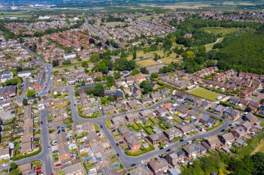 İngiltere 'nin Leeds West Yorkshire kentindeki Rothwell şehir merkezinin hava fotoğrafı güneşli bir yaz gününde tipik İngiliz yerleşim yerlerini ve banliyö bölgelerini gösteriyor.